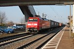 Am 13.03.2015 fuhr 152 002-2 mit einem Containerzug durch den Bahnhof von Orschweier in Richtung Freiburg/Basel.