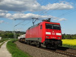 DB Cargo 152 051-9 am 04.05.16 bei Walluf mit Schwellen im Schlepp
