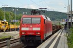 Was die Baustelle zwischen Bad Friedrichshall Jagstfeld und Osterburken so alles vor die Linse bringt. 152 023-8 kommt mit einem Altschwellenzug in Neckarelz durch Gleis 1 gefahren gen Heidelberg. 27.5.2016