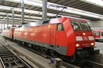 Aufgeregte Bahn Knipser am Gleis 17 in München.