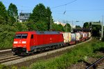 Im schönsten Abendlicht brachte am 13. Juni 2013 die saubere 152 073 ihren Zug des kombinierten Ladungsverkehrs die Steigung vom Südbahnhof zum Heimeranplatz hinauf. Gestartet ist der Zug im Containerbahnhof in München Riem.