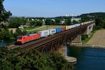 Für dieses Fotomotiv sind lange Züge optimal. Deswegen war mir die 152 150 mit ihrem bunten Containerzug sehr willkommen (Mariaorter Brücke, Regensburg Prüfening, 16. August 2013).