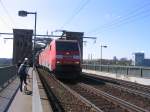 152 122-3 mit einer 185er und Gterzug im Schlepptau am 04.04.07 auf der Klner Sdbrcke