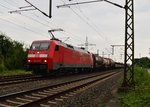 152 043-6 mit einem Mischer aus Ratingen kommend nach Entenfang unterwegs in Lintorf.
Samstagabend den 13.8.2016