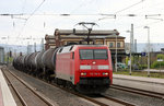152 156 durchfährt den Bahnhof Düren mit einem langen Kesselwagenzug.
Aufgenommen am 28.04.2006.