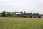 152 028 überquert mit Hilfe der Kostheimer Brücke den Main.
Aufgenommen am 29. Mai 2015.