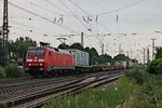 Durchfahrt von 152 164-0 am 10.06.2015 mit einem KLV und mit Fernlicht durch Müllheim (Baden) in Richtung Freiburg.