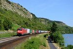 Auch das Alltägliche gehört m.E. fotografiert. Vor allem, wenn die Lok schön sauber ist, wie die abgebildete 152 017. Sie zieht den KT 50130 von Regensburg Ost zum Containerbahnhof Alte Süderelbe und hat bei Gambach im Maintal etwa das erste Drittel des Laufweges hinter sich gebracht (03. Juli 2014).