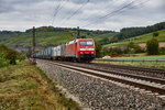152 124-4 ist am 13.10.16 mit einen Güterzug bestehent aus ein Paar Container und der Rest sind Walter-Auflieger gesehen bei Himmelstadt.