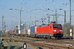 DB Lok 152 133-5 durchfährt den Badischen Bahnhof.