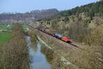 Mit einem langen gemischten Güterzug rauscht 152 075 durch das eisenbahntechnisch sehr ruhig gewordene Altmühltal. Die grandiose Landschaft ist aber immer einen Ausflug dorthin wert, auch wenn einen das dürftige Zugangebot auf eine Geduldsprobe stellt. Für diese Aufnahme habe ich einen Kletterfelsen zwischen Dollnstein und Hagenacker erklommen (10. April 2015).