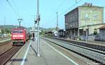 152 137 fuhr am 15.7.05 mit einem Güterzug in Ochsenfurt durch Gleis 3 am schmalen Inselbahnsteig vorbei.