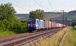 Am Morgen des 12.06.17 schleppte der Albatros 152 138 einen Containerzug durch Himmelstadt Richtung Würzburg.