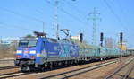 Wieder ein farblich sehr schön aufeinander abgestimmter Güterzug mit der DB Albatros 152 134-3 mit blauen polnischen Teleskophauben-Wagen der Wagengattung Simms am 08.04.18 Bf. Flughafen Berlin-Schönefeld.