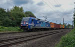 Der Albatros 152 137 hat am 15.08.2018 den 50249, Maschen - Hannover Linden am Haken, als er Anderten-Misburg durchfährt.