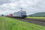 152 134-3 ist mit einen Containerzug am 17.08.2021 bei Himmelstadt zu sehen.