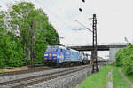 Albertros 152 138-4 mit einem Containerzug in Thüngersheim und in Richtung Gemünden am Main fahrend am Dienstag den 10.5.2022