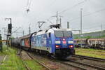152 134 Albatros Express fährt mit einem gemischten Güterzug durch Duisburg Bissingheim in Richtung Norden.