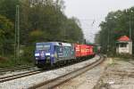 152 136 mit einem Containerzug am 10.10.2009 in Aling.