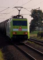 Claas-Werbelok 152 005-5 mit einem Kesselwagenzug am Montag den 18.10.2010 bei Allerheiligen.