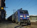 Erstmal Pause machen heit es fr diesen  Vogel . 152 137-6 fhrt mit ihrem Containerzug in Eichenberg auf Gleis 1 zum Signalhalt ein. Aufgenommen am 10.04.2011.