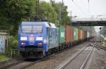 Am 18.5.2011 zieht 152 137-6 ihren Containerzug von Hamburg nach Dortmund-Obereving durch Kamen.