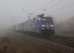 Der Albatros  fliegt  auch bei Nebel. 152 135-0 mit Containerzug in Fahrtrichtung Norden. Aufgenommen am 24.03.2012 bei Mecklar.