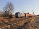 Albatros im Abendlicht: 152 137-6 mit Containerzug in Fahrtrichtung Norden.