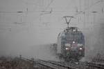 DB Albatros Werbelok 152 134 am 22.2.13 mit einem Stahlzug bei heftigem Schneefall in Ratingen-Lintorf.