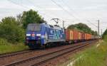 152 136 durchfährt mit einem Containerzug aus dem Hamburger Hafen am 03.07.14 Moorburg Richtung Harburg.