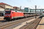 Mit einem Güterzug, bestehend aus Flachwagen, fuhr am 26.08.2015 die 152 048-5 durch Regensburg Hbf in Richtung Norden.