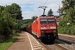 Durchfahrt am 28.08.2015 von 152 131-9 mit einem gemischten Güterzug aus Richtung Norden durch den Haltepunkt von Etterzhausen gen Regensburg.