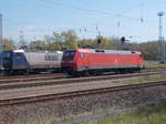 Vorbei an den abgestellten Privatbahnlok`s war,am 07.Mai 2017,die 152 055 im Rostocker Seehafen.