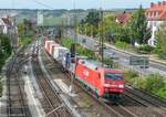 Auch 152 057 fuhr am 12.8.09 mit einem Zug nach Süden durch Karlstadt. Sie überholte eine blaue Lok der Mittelweserbahn auf Gleis 3 