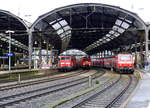 111 061 DB steht mit dem RE4 von Dortmund-Hbf nach Aachen-Hbf und daneben eine 152 031-1 DB fährt mit einem Güterzug in Richtung Köln.