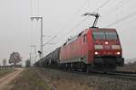 Mit einem langen Kesselzug fuhr am 20.12.2016 die 152 118-6 nördlich von Müllheim (Baden) auf der KBS 703 in Richtung Schweizer Grenze.