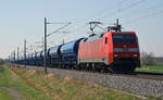 152 168 schleppte am 12.04.18 einen Schwenkdachwagenzug durch Braschwitz Richtung Magdeburg.