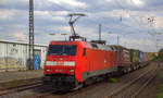 152 031-1 DB kommt mit einem LKW-Zug aus  Verona(I) nach Köln-Eifeltor(D) und fährt  in das Ausweichgleis in Roisdorf bei Bornheim um einen IC passieren zu lassen und fährt dann weiter
