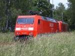 152 117-8 und 185 284-7 stehen am 31.05.07 abgeb�gelt auf einem Abstellgleis im Crailsheimer Bahnhof.