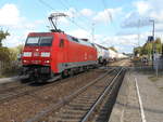Ohne Halt rauschte die 152 091,mit einem Kesselzug von Stendell kommend,am 22.September 2018,durch die kleine Bahnstation Chorin.