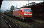 DB 152168-1 rollt hier langsam am 12.5.2002 mit einem Güterzug in Richtung Norden durch den Bahnhof Bebra.