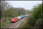 152138-6 ist hier am Ortsrand von Hasbergen mit einem Container Zug am 15.4.2005 in Richtung Münster unterwegs.