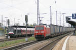 152 046-8 der Deutschen Bahn AG durchfährt mit einem KLV-Zug mit LKW Walter Sattelaufliegern am 6.