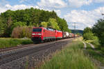 152 079 und eine 145 mit einem gemischten Güterzug bei Postbauer-Heng, 21.06.2019