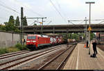 Containerzug mit 152 162-4 DB durchfährt, kommend von der Bahnstrecke Hamburg-Harburg–Cuxhaven (Niederelbebahn | KBS 121), den Bahnhof Hamburg-Harburg.