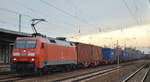 DB Cargo AG [D] mit  152 057-6  [NVR-Nummer: 91 80 6152 057-6 D-DB] und Containerzug Richtung Frankfurt/Oder am 12.11.19 Bf.