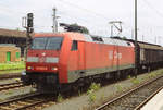 15. Juni 2007, im Bahnhof Lichtenfels steht Lok DB 152 003 mit einem Güterzug zur Weiterfahrt in Richtung Bamberg.