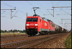 Railion 152107 hat hier bei der Fahrt durch Dedensen am 12.9.2006 neben einem gemischten Güterzug auch noch die 155016 am Haken.