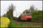 Railion 152063-4 ist hier am Ortsrand von Hasbergen am 17.04.2007 um 16.21 Uhr mit einem Güterzug in Richtung Münster unterwegs.