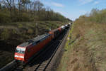 152 003-0 der DB-Cargo mit Güterzug am 18.04.2020 auf dem Weg durch das Wiehengebirge nördlich von Vehrte.